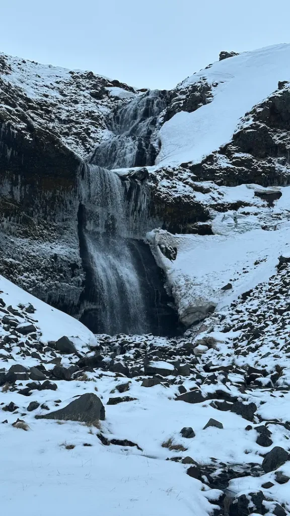 Cascade anonyme dans la péninsule de Snæfellsnes en Islande en hiver