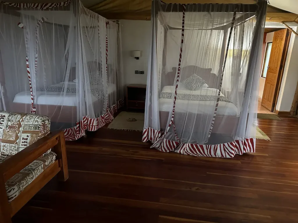 Chambre familiale et ses deux grands lits au Lake Navaisha Cresent Camp, Kenya