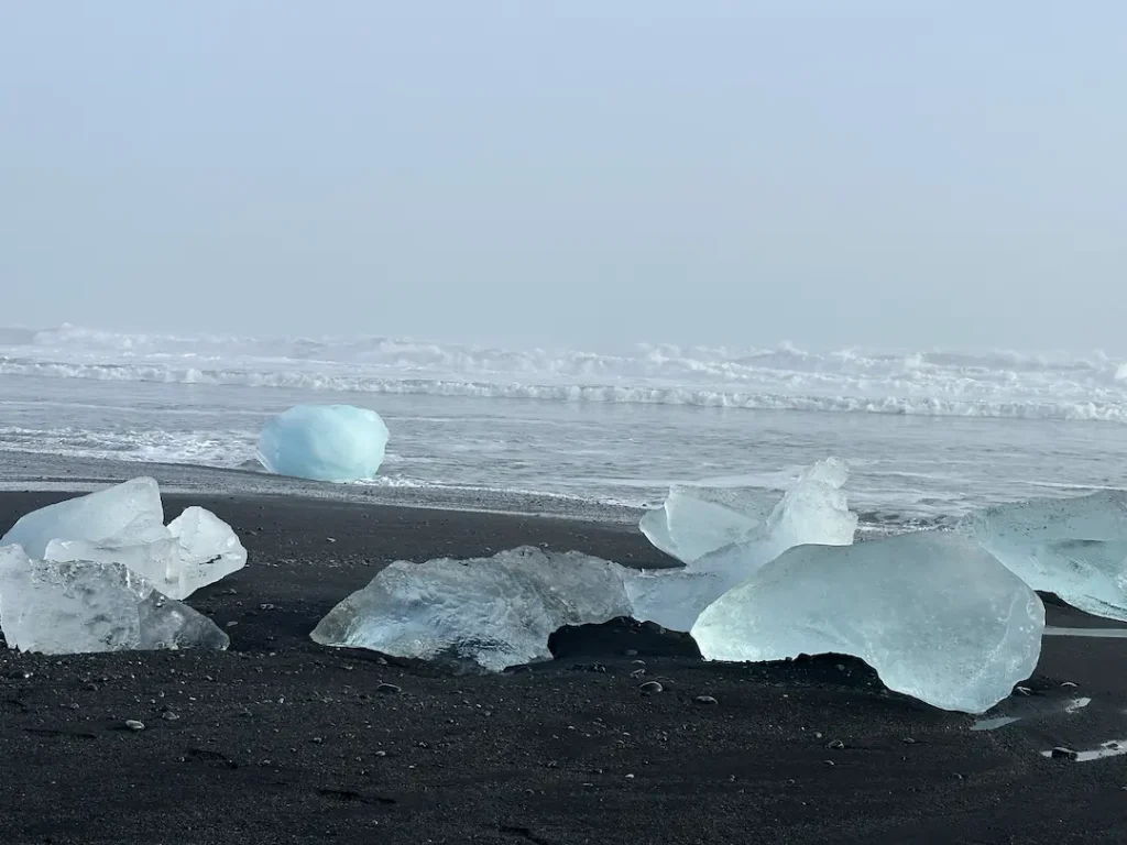 Diamond Beach avec des icebergs échoués sur le sable noir, près de la lagune glacière de Jökulsárlón en Islande