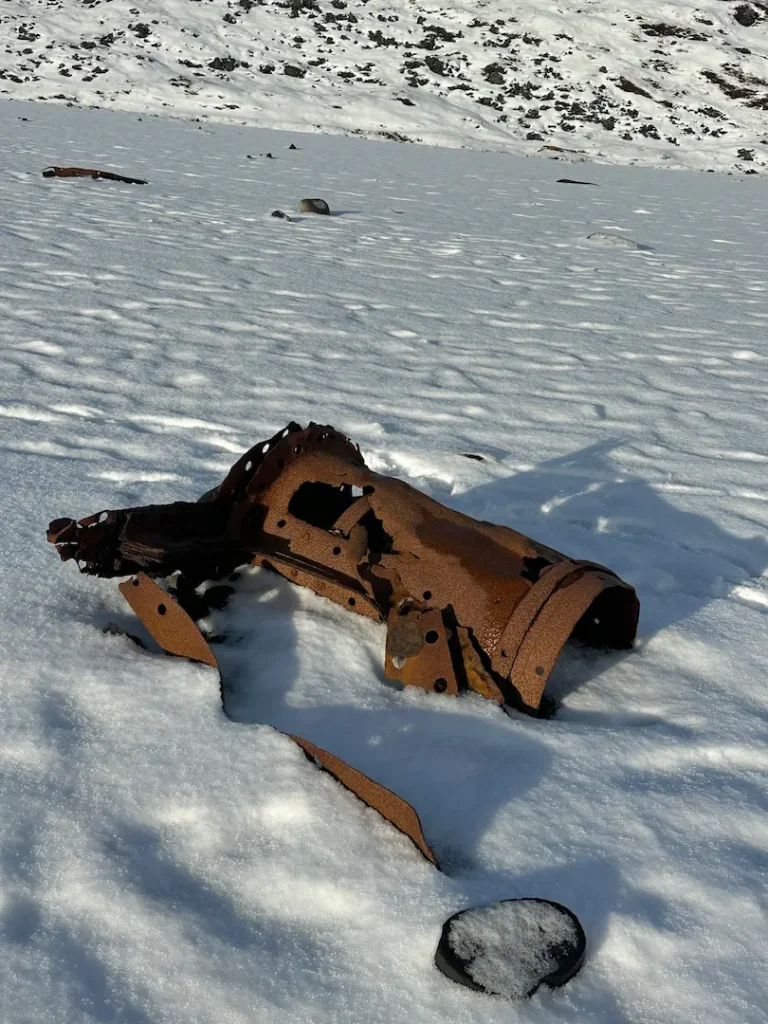 Epave rouillée d'une pièce d'un navire échoué sur la plage de Djupalonssandur dans la péninsule de Snæfellsnes en Islande en hiver