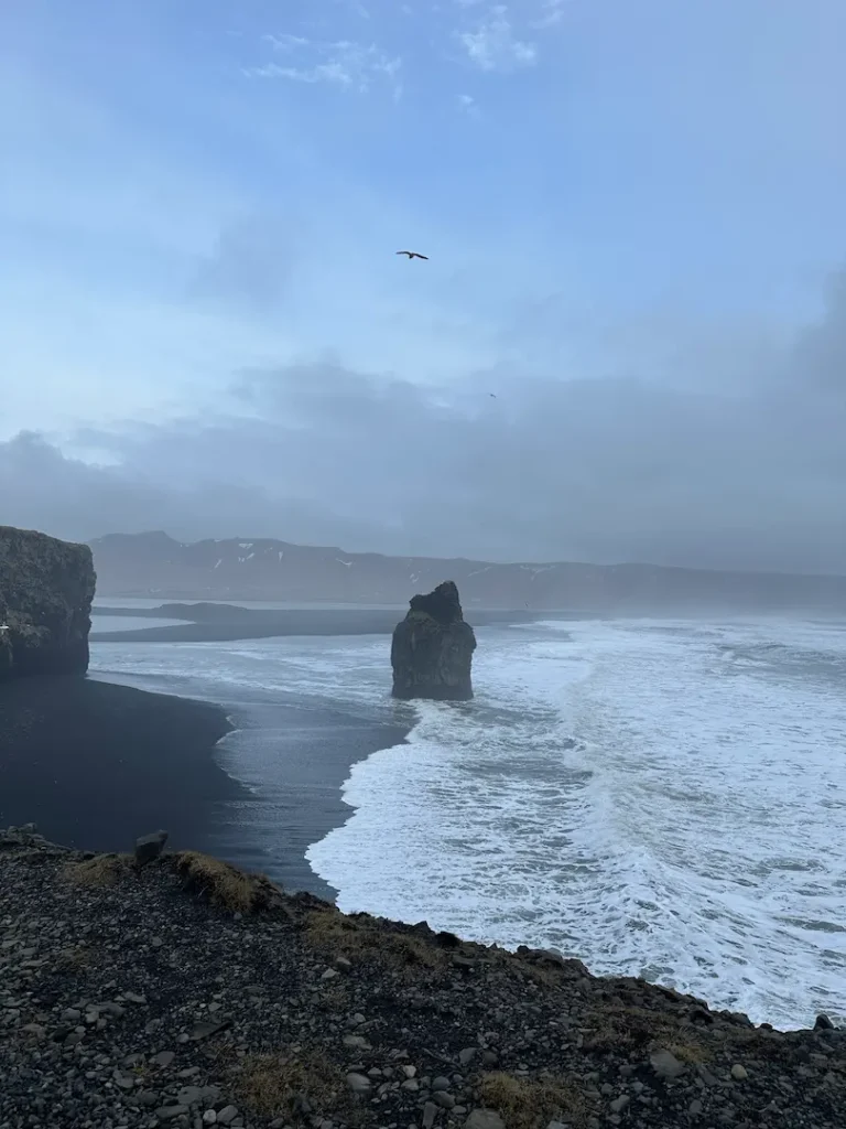Photo prise depuis la péninsule de Dyrholaey montrant les formations rocheuses en pleine mer, en Islande