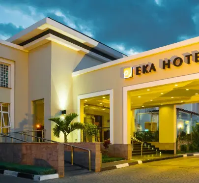 Photo de nuit du devant de l'hôtel Eka Hôtel à Nairobi, Kenya