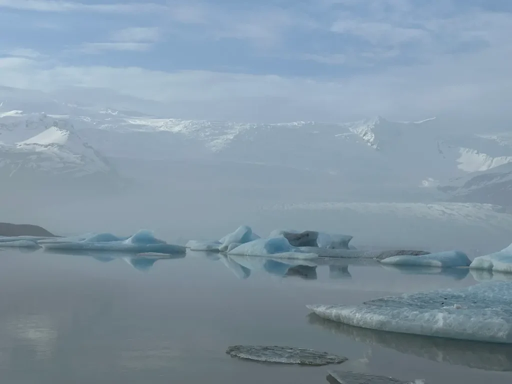 Iceberg flottants et vue sur le glacier depuis dans la lagune glacière de Fjallsárlón en Islande