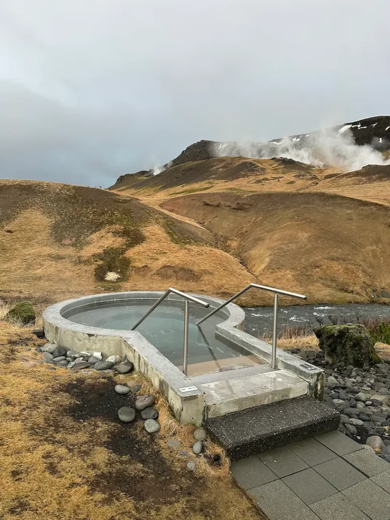 Jacuzzi de l'hôtel Frost and Fire Boutique Hotel à Hveragerði en Islande
