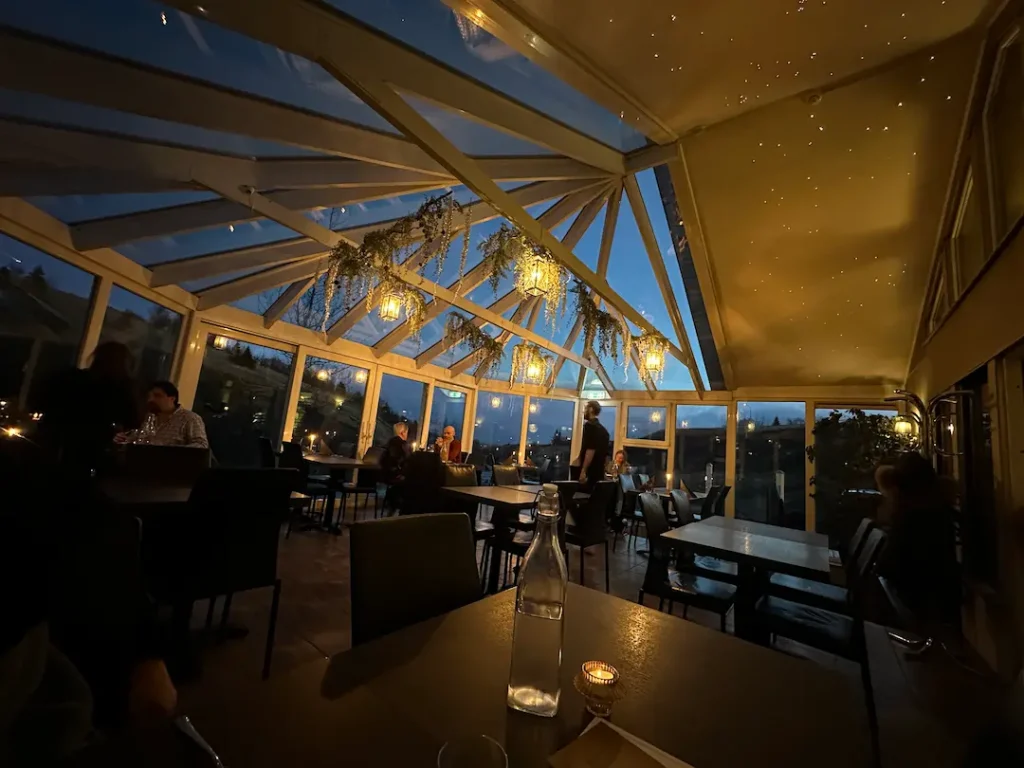 Restaurant de l'hôtel Frost and Fire Boutique Hotel le soir au moment du diner, à Hveragerði en Islande