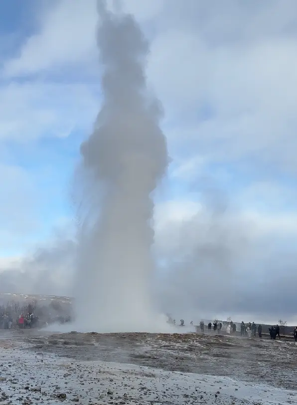 Geyser Strokkur en éruption sur le site géothermique de Geysir, dans le Cercle d'Or en Islande