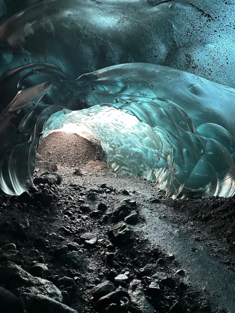 Entrée d'une grotte de glace bleue dans le glacier Vatnajökull (près de Jökulsárlón) en Islande