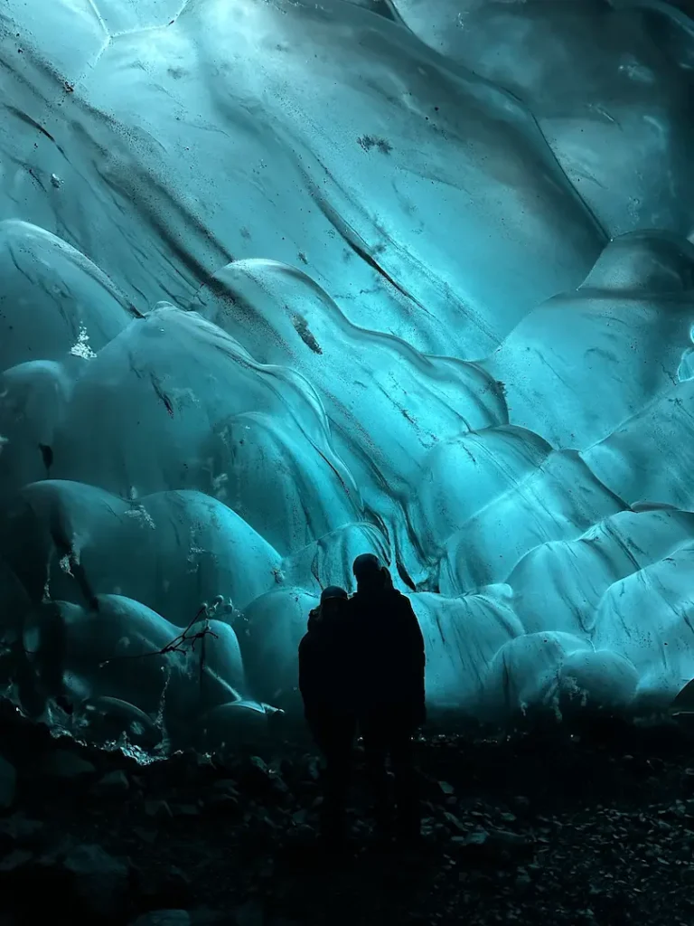 Silhouettes d'une mère et son ado, dans une grotte de glace sur le glacier Vatnajökull (près de Jökulsárlón), Islande