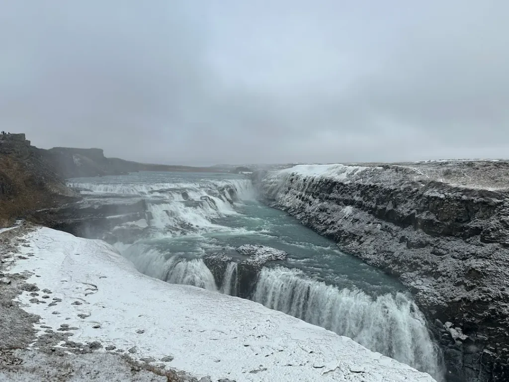 Chute de Gullfoss (la chute d’or) située dans le Cercle d'Or en Islande, en hiver avec un paysage enneigé