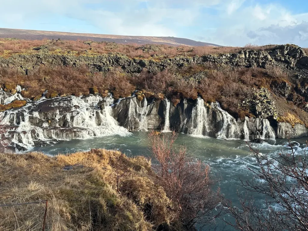 Cascade de Hraunfossar (cascade des laves) jaillissant du champs de lave Hallmundarhraun dans le Cercle d'Argent en Islande