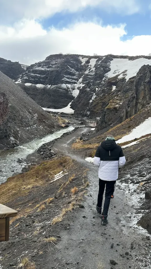 Vu d'ensemble depuis le haut de la montagne de Húsafell Canyon Baths, dans le Cercle d'Argent en Islande