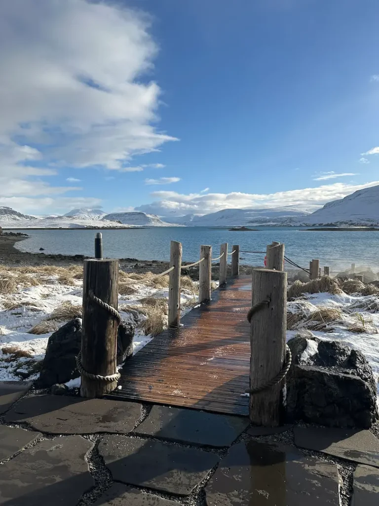 Vue sur le fjord et les montagnes enneigées depuis Hvammsvík Hot Springs