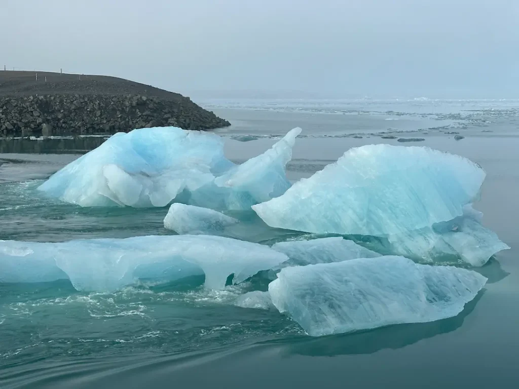 Icebergs bleu de la lagune glacière de Jökulsárlón flottants à l'entrée, Islande