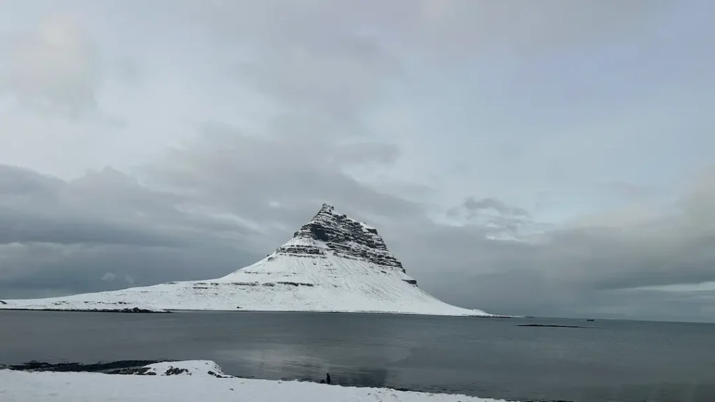 Montagne Kirkjufell recouverte de neige dans la péninsule de Snæfellsnes en Islande en hiver