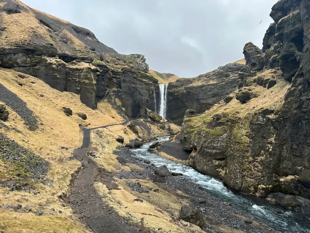 Cascade de Kvernufoss, près de Skógafoss,vue depuis le début du chemin, en Islande