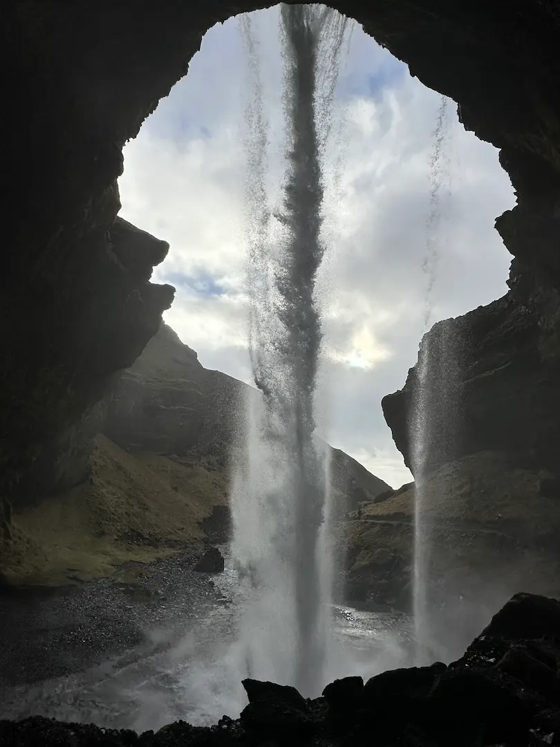 Cascade de Kvernufoss, vue depuis derrière l'eau, près de Skógafoss, Islande