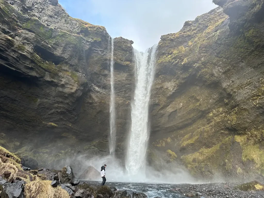 Cascade de Kvernufoss, près de Skógafoss,avec un ado devant Islande