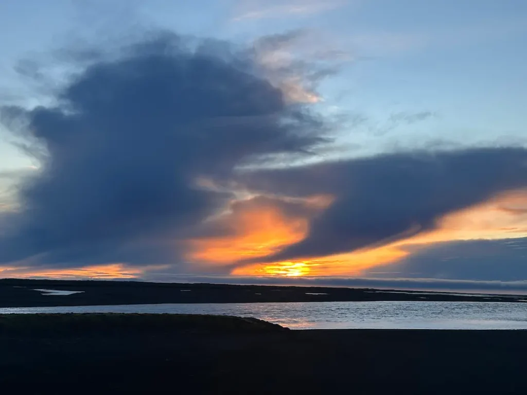 Lever de soleil aux couleurs oranges sur la route de la lagune glacière de Jökulsárlón près de Vik en Islande