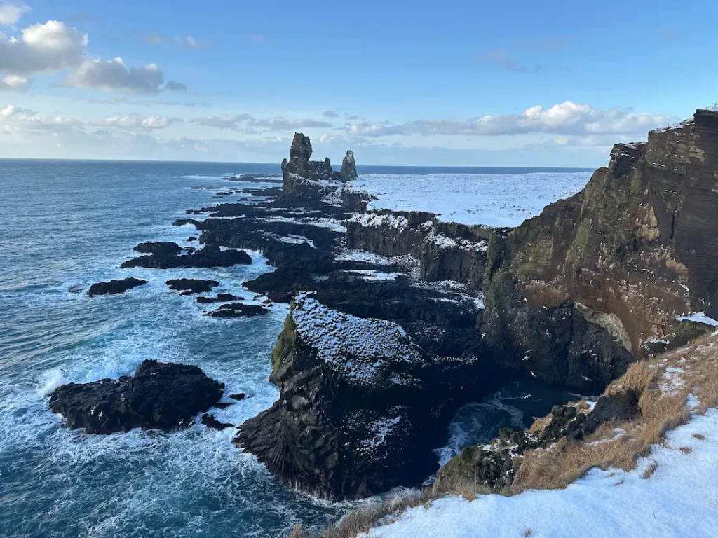 Falaises de Londrangar dans la péninsule de Snæfellsnes en Islande en hiver