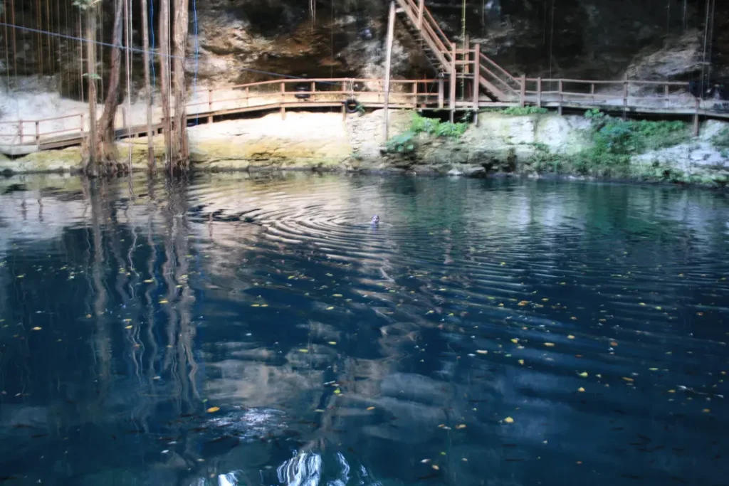  cénote Xcanche près de Ek Balam au Mexique visitée par une mère et sona do