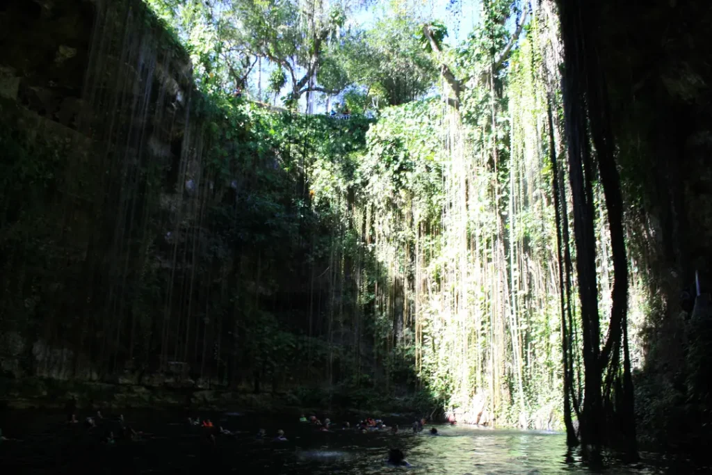 Cenote Ik Kil près de Chichen Itza à Valladolid au Mexique visitée par une mère et son ado