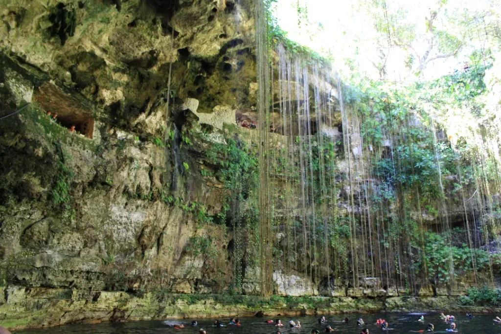 Cenote Ik Kil près de Chichen Itza à Valladolid au Mexique visitée par une mère et son ado