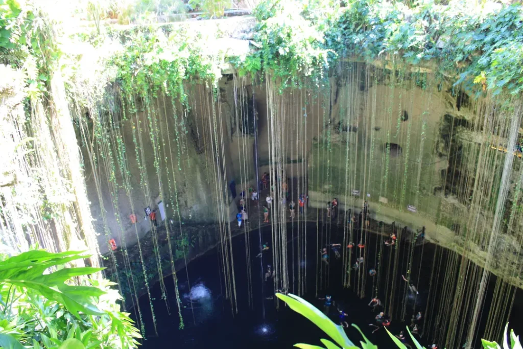 Cenote Ik Kil près de Chichen Itza à Valladolid au Mexique visitée par une mère et son ado