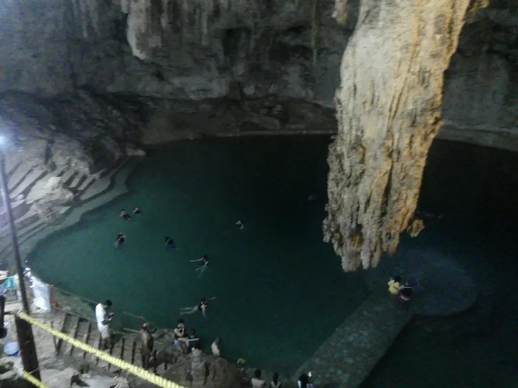 vue du dessus de la Cénote Suytun au Mexique