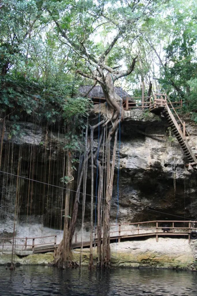  cénote Xcanche près de Ek Balam au Mexique visitée par une mère et sona do