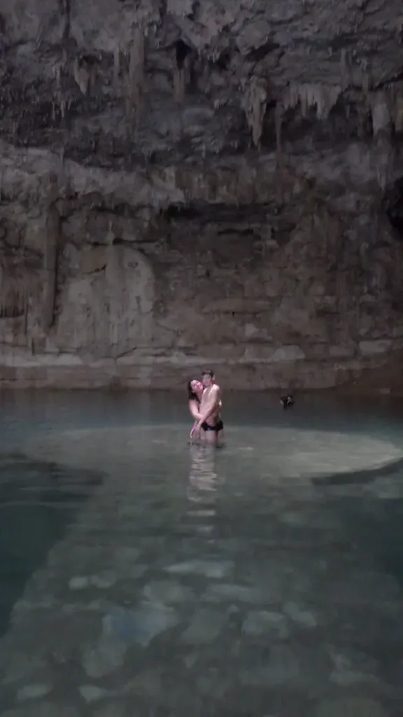 Une mère et son ado, dans les bras l'un de l'autre, sur la plateforme de la Cénote Suytun au Mexique