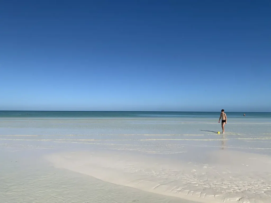 Plage sur l'île de Holbox au Mexique visitée par une mère et son ado