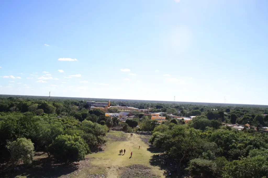 Ville d'Izamal visitée par une mère et son ado, en allant à Merida, au Mexique