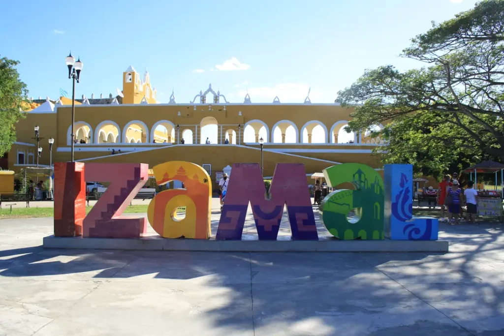 Ville d'Izamal visitée par une mère et son ado, en allant à Merida, au Mexique