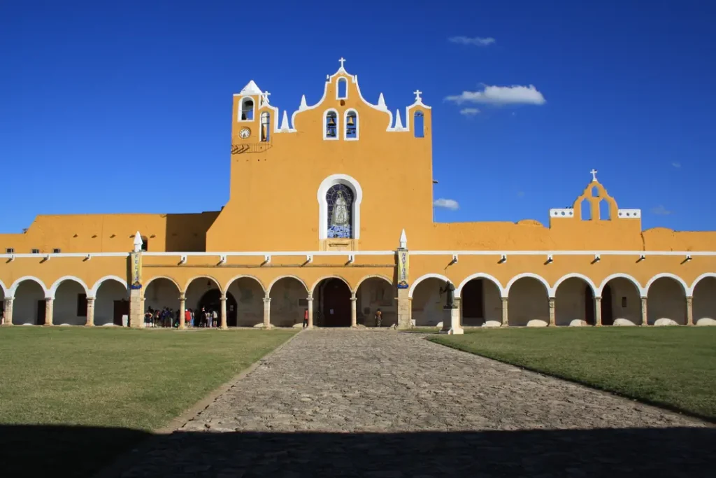 Ville d'Izamal visitée par une mère et son ado, en allant à Merida, au Mexique