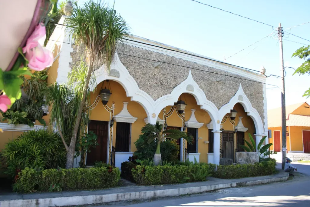 Ville d'Izamal visitée par une mère et son ado, en allant à Merida, au Mexique