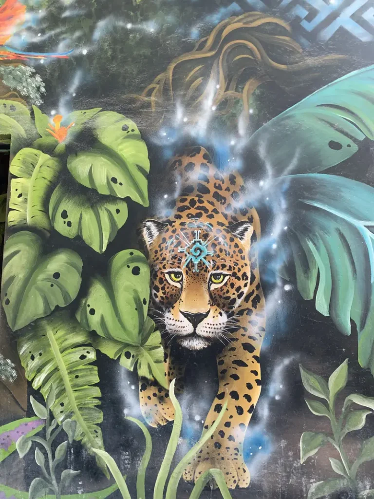 Street art sur l'ile de Holbox, un jaguar avec le symbole de Hunab Ku au milieu du front