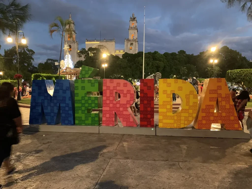 Ville de Mérida au Mexique, visitée à Noël par une mère et son ado