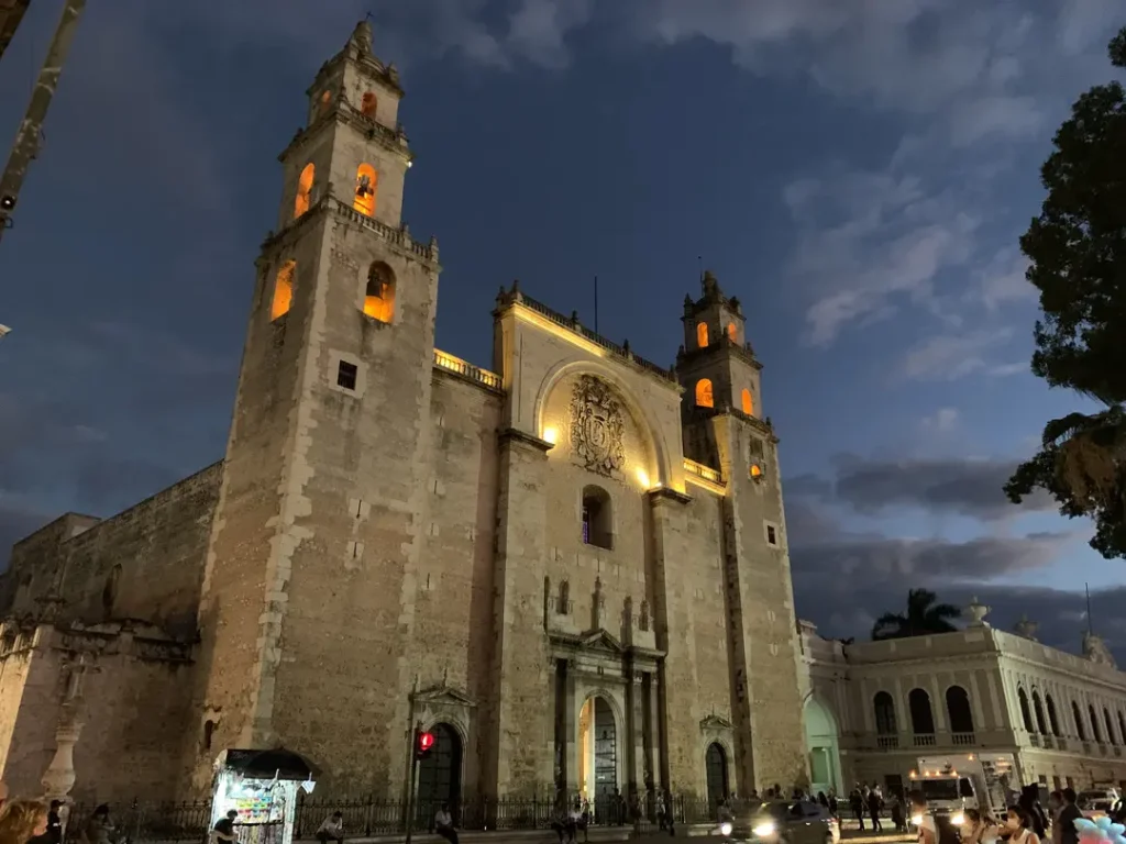 Ville de Mérida au Mexique, visitée à Noël par une mère et son ado