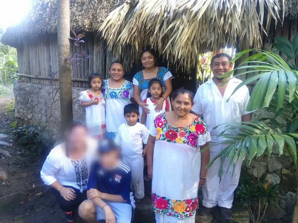 Photo d'une famille maya avec une mère et son ado au milieu d'entre eux, à Punta Laguna près de Tulum au Mexique