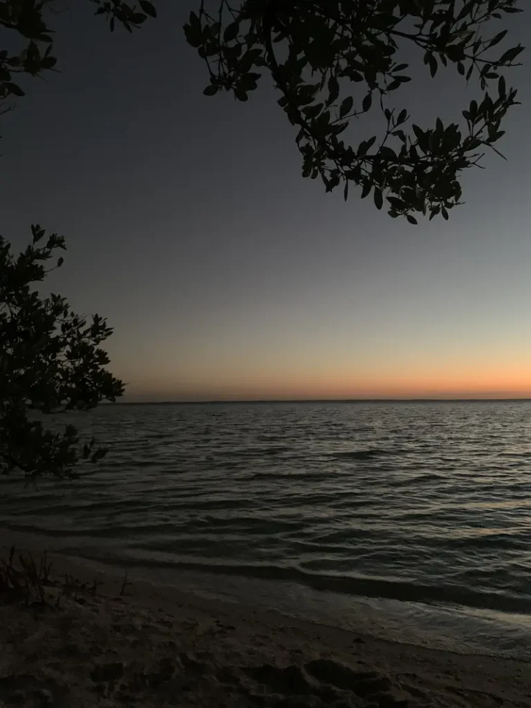 Coucher de soleil sur l'île de Holbox au Mexique visitée par une mère et son ado