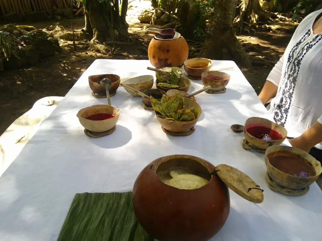 Repas maya mère ado à Punta Laguna près de Tulum au Mexique