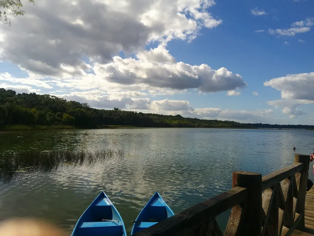 Barques bleues sur le lac de la réserve de Punta Laguna près de Tulum au Mexique