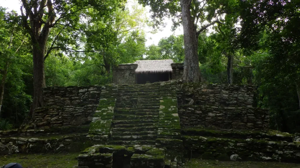 Ruines de Muyil dans la réserve de Sian Ka’an à Tulum au Mexique
