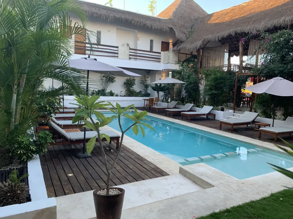 Vue du patio et de la piscine de l'hôtel Kaab à Tulum, au Mexique