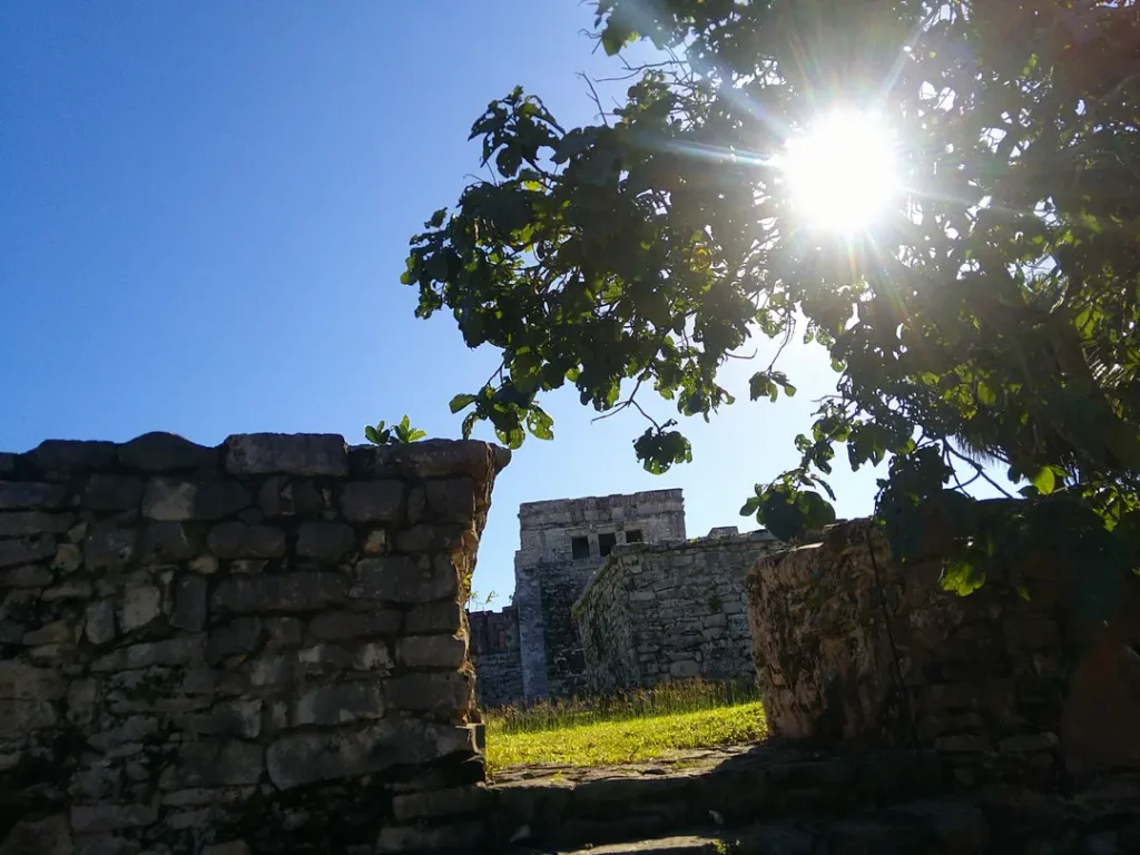 Site archéologique de Tulum visité par une mère et son ado, à Tulum au Mexique