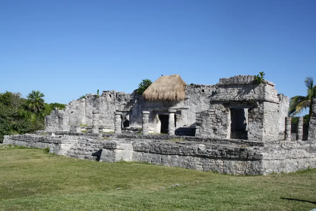 Site archéologique de Tulum visité par une mère et son ado, à Tulum au Mexique