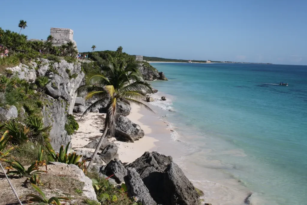 Site archéologique de Tulum visité par une mère et son ado, à Tulum au Mexique
