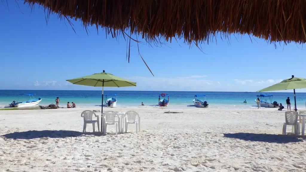 Plade su site archéologique de Tulum visité par une mère et son ado avant de partir en snorkeling, à Tulum au Mexique