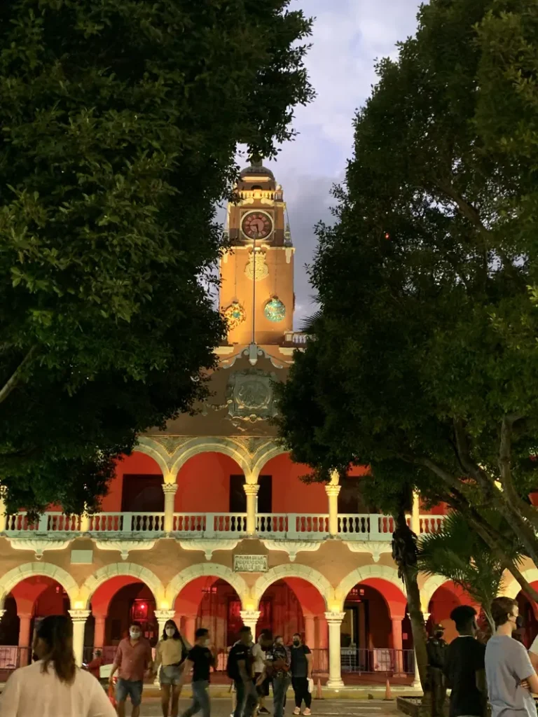 Ville de Mérida au Mexique, visitée à Noël par une mère et son ado