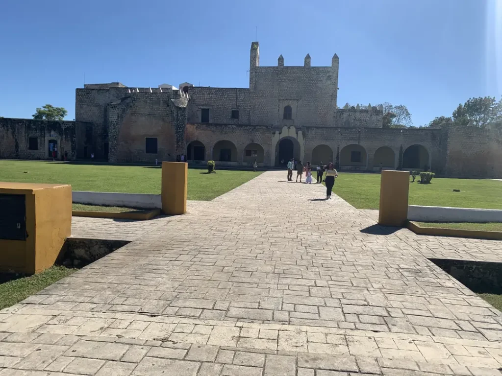 Couvent San Bernardino visité par une mère et son ado à Valladolid au Mexique